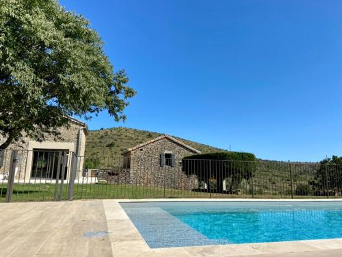 Lachapelle-sous-AubenasMas de Veyras - Gîtes 5 étoiles en Ardèche的房屋前的游泳池