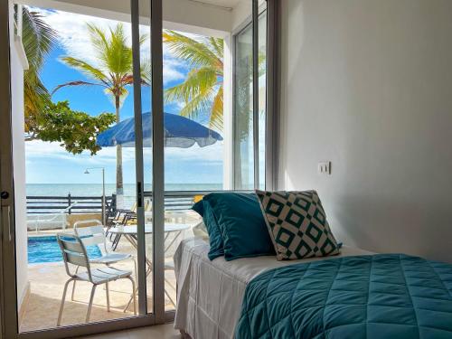 托卢Quinta Del Mar El francés的一间卧室配有一张床,享有海景
