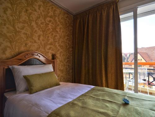 伊夫兰伊夫兰宫度假村的一间卧室设有一张床和一个大窗户