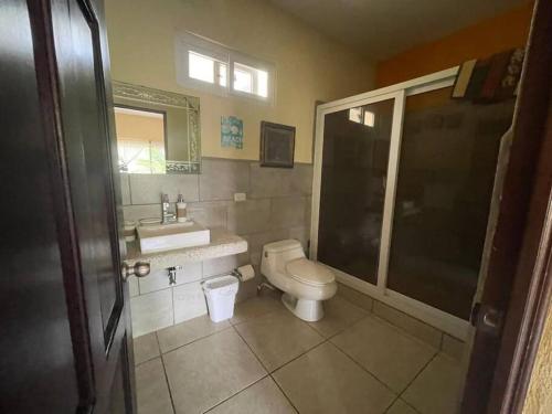 蒙特里科Casa Los Cocos Monterrico的浴室配有卫生间、盥洗盆和淋浴。