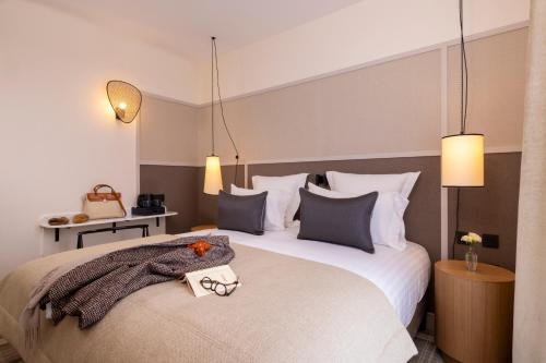 巴黎Hôtel Toujours & Spa的一间酒店客房,配有一张带毛巾的床