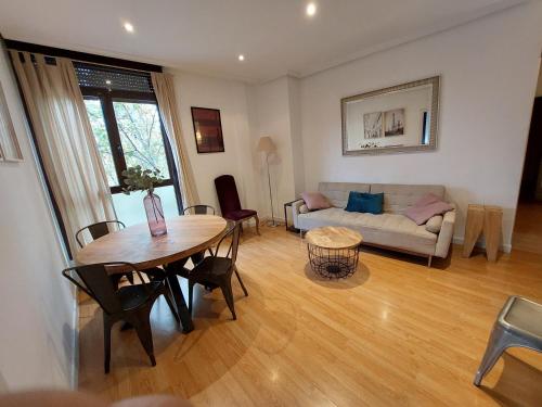 马德里Apartament Glorieta Puerta de Toledo的客厅配有桌子和沙发