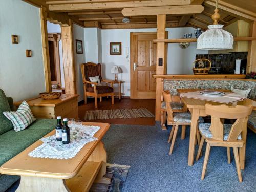 鲁波尔丁Ferienwohnung Kaidisch - Reiter的客厅配有桌子和沙发