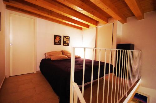 巴里圣巴巴拉皮亚泽塔公寓的一间小卧室,卧室内配有一张床铺