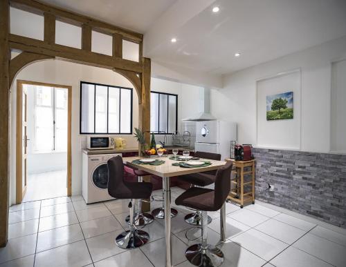 特鲁瓦Le Colombage-3 chambres- Hypercentre的厨房配有桌子和一些椅子