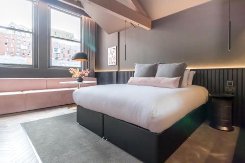 曼彻斯特维尔维特酒店的一间卧室配有一张大床和一张沙发