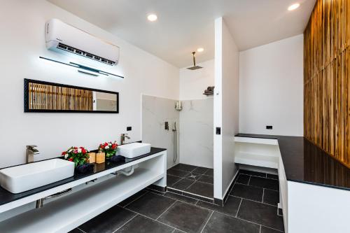 塔马林多House of Nomad - Adults only的浴室设有2个水槽和镜子