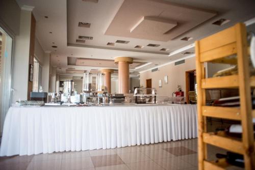 帕莱罗斯Elektra Hotel的一个带长白台面的大厨房