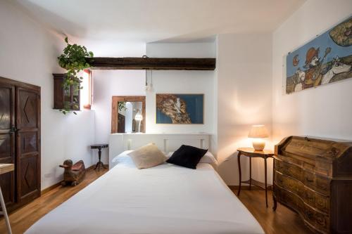 卡利亚里Domus De Gorga - Your Sardinian Apartment的卧室配有一张白色大床