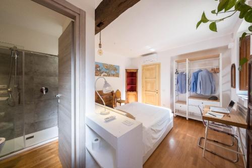 卡利亚里Domus De Gorga - Your Sardinian Apartment的白色的客房设有一张床和淋浴。