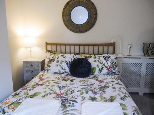格洛斯特Priory Place的一间卧室,配有一张带黑色帽子的床