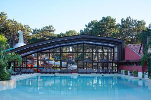 纳扎雷Ohai Nazaré Outdoor Resort的一个带桌椅的度假村游泳池