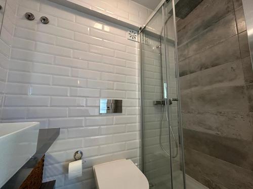 里斯本Simply Yellow Apartment的一间带卫生间和玻璃淋浴间的浴室