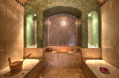 马拉喀什里亚德克尼莎摩洛哥传统庭院的窗户客房内的浴缸