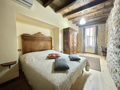 萨罗Casa Collini Salò的一间卧室配有一张带两个枕头的床