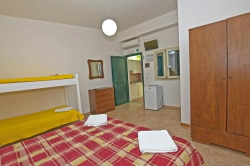 特罗佩阿Case Vacanze " Mare Grande" Tropea的一间小卧室,配有一张床和一个梳妆台