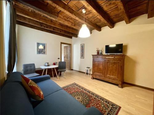 萨罗Casa Collini Salò的客厅配有蓝色的沙发和电视