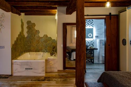 埃尔瓦Apartamentos Caño las Parras的客房内的浴室设有大浴缸