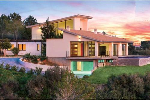 马略卡岛帕尔马Villa bonita con vistas espectaculares, perfecto para familias的前面有游泳池的房子