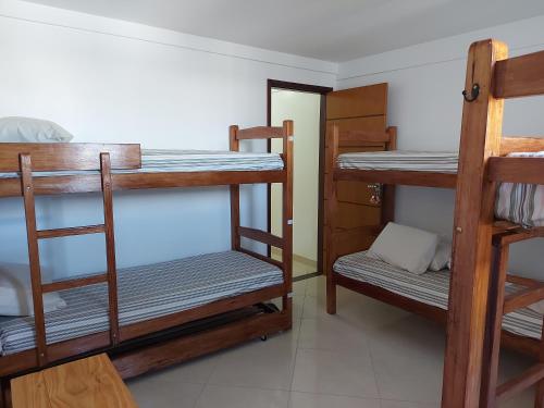 萨尔瓦多Casarão Nazaré Hostel的一间房间,设有三张双层床