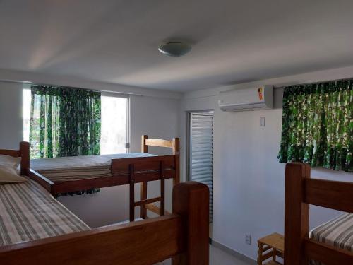 萨尔瓦多Casarão Nazaré Hostel的客房设有两张双层床和一扇窗户。