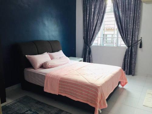 士姑来Coffee Aroma Homestay at Teratak Noura 5BR Corner的一间卧室配有带粉红色枕头的床和窗户。
