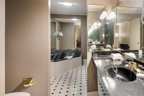 列克星敦Red Roof Inn & Suites Lexington - Hamburg的一间带两个盥洗盆和大镜子的浴室