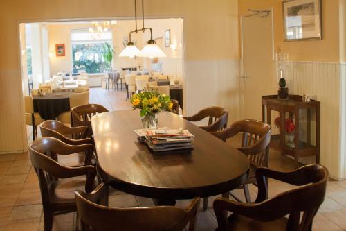 内斯森林与沙丘景观酒店的一间带桌椅的用餐室