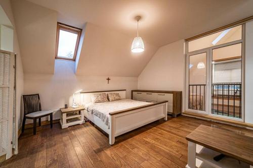 里加Amber Villa的一间卧室配有一张床、一张书桌和一个窗户。