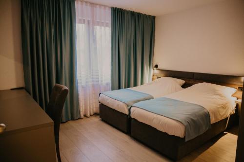 萨拉热窝Saray&App的酒店客房设有床和窗户。