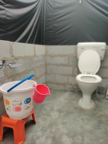吉布My Manali Adventure的浴室设有卫生间和牙刷的桶