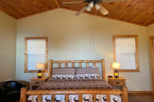 克利夫兰Cleveland Cabin with Pool, Hot Tub and Mountain Views!的一间卧室配有木床和2个窗户