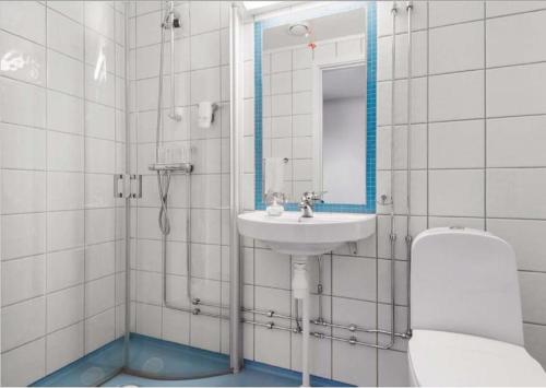 约维克Gjøvik Overnatting的一间带水槽、卫生间和镜子的浴室