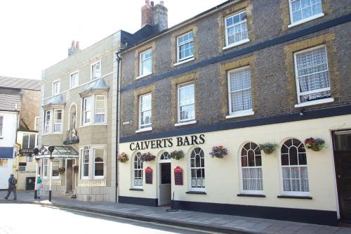 新港Calverts Hotel - Newport, Isle of Wight的带有读卡弗茨条标志的建筑