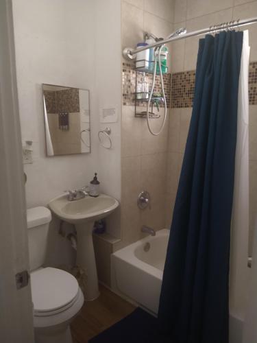 圣彼得堡cozy nice room的浴室配有卫生间、盥洗盆和淋浴。