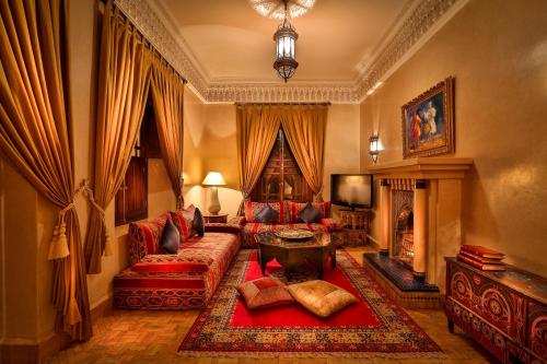 马拉喀什里亚德克尼莎摩洛哥传统庭院的带沙发和壁炉的客厅