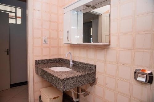 JuínaCasa com Wi-Fi e otima localizacao em Juina MT的一间带水槽和镜子的浴室