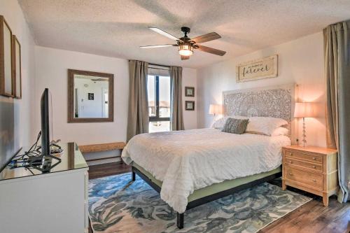 德斯坦Airy Destin Condo with Pool - Walk to Private Beach!的一间卧室配有一张床和吊扇