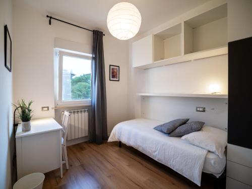乌迪内Casa Felicità的一间小卧室,配有床和窗户