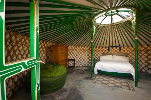 二十九棕榈村28 Palms Ranch的蒙古包内一间卧室,配有一张床