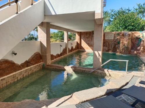 柔蔲科派克Hotel Spa el Gran Coral By Rotamundos的一座带水滑梯的别墅内的游泳池