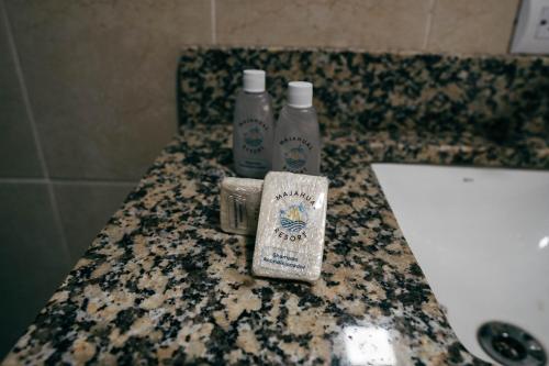 El MajahualMajahual Resort的浴室柜台,上面有两瓶肥皂