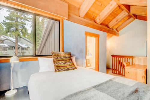 塔霍城Granlibakken Getaway - #72A的一间卧室设有一张床和一个大窗户