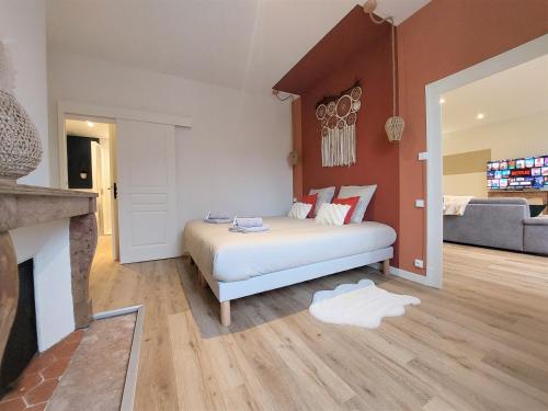 多勒Le Cocon d'Anna的一间卧室设有一张床和一间客厅。
