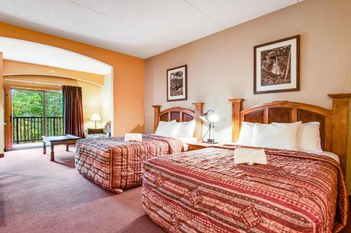 威斯康星戴尔Chula Vista Condo 2249的酒店客房设有两张床和一个阳台。