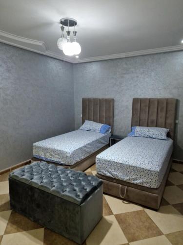 纳祖尔RESIDENCE LA CORNICH的双床间设有2张单人床。