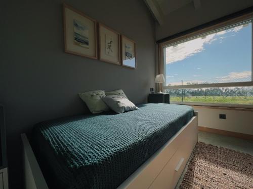 纳隆河畔穆罗斯La Quintana De José的一间卧室设有一张床和一个大窗户