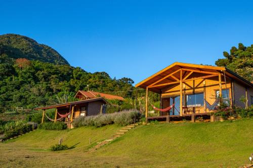 圣本图-杜萨普卡伊Chales Canto da Natureza的草山顶上的房子
