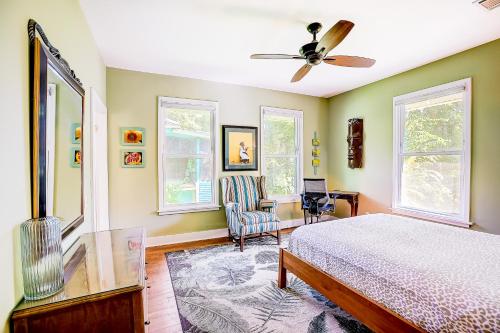 奥斯汀Garden Home的一间卧室配有一张床和吊扇