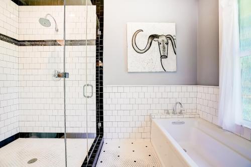 奥斯汀Garden Home的带淋浴的浴室和拉姆的绘画
